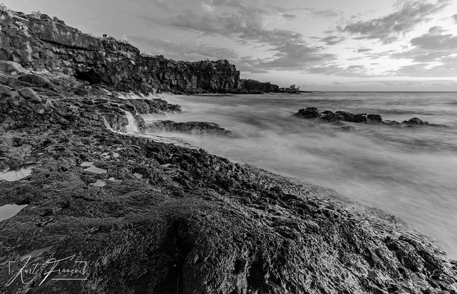 Photo longue exposition de la mer agitée au bas des falaises d'Albion à l'île Maurice