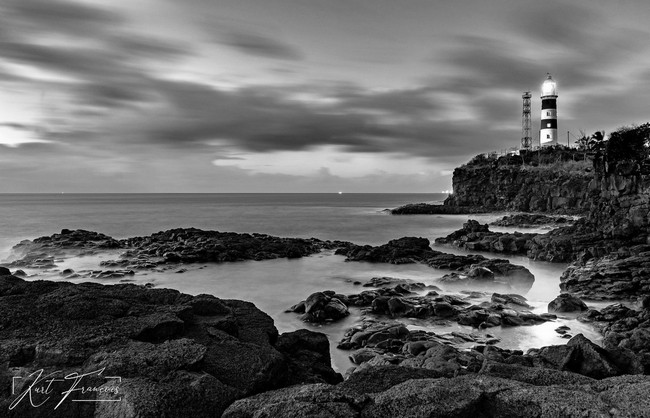 Photo longue exposition de la mer, du phare et des falaises d'Albion la nuit