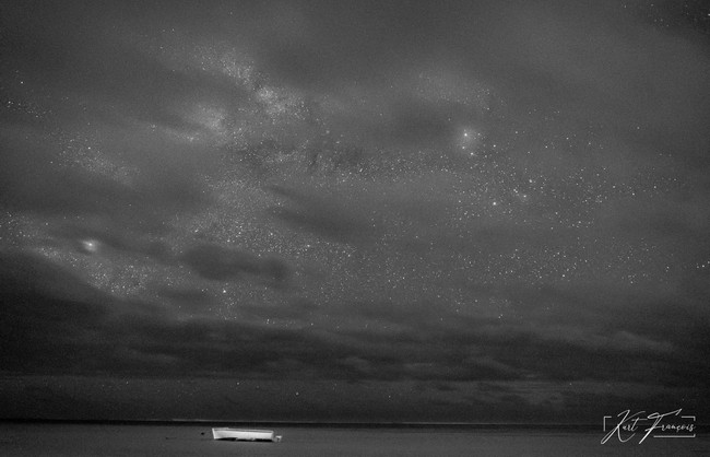 Longue exposition de la Voie lactée à La Prairie île Maurice  avec bateau en mer la nuit