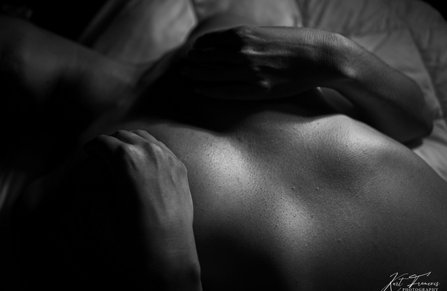 Photographie de nu en noir et blanc d'une femme sexy cachant ses seins
